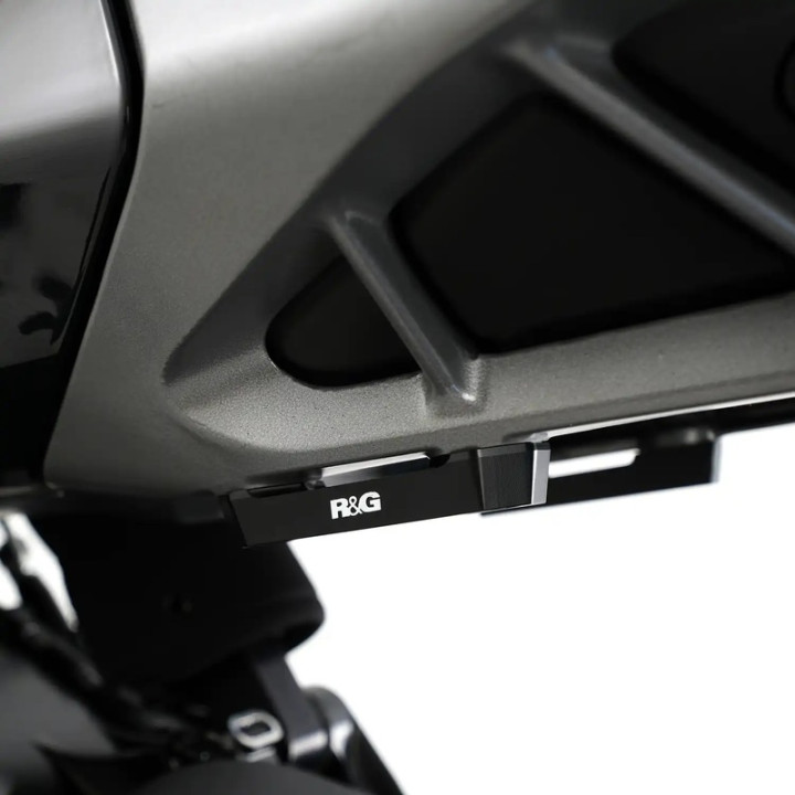 Cache orifices de repose-pieds arrière R&G RACING BLP0143BK