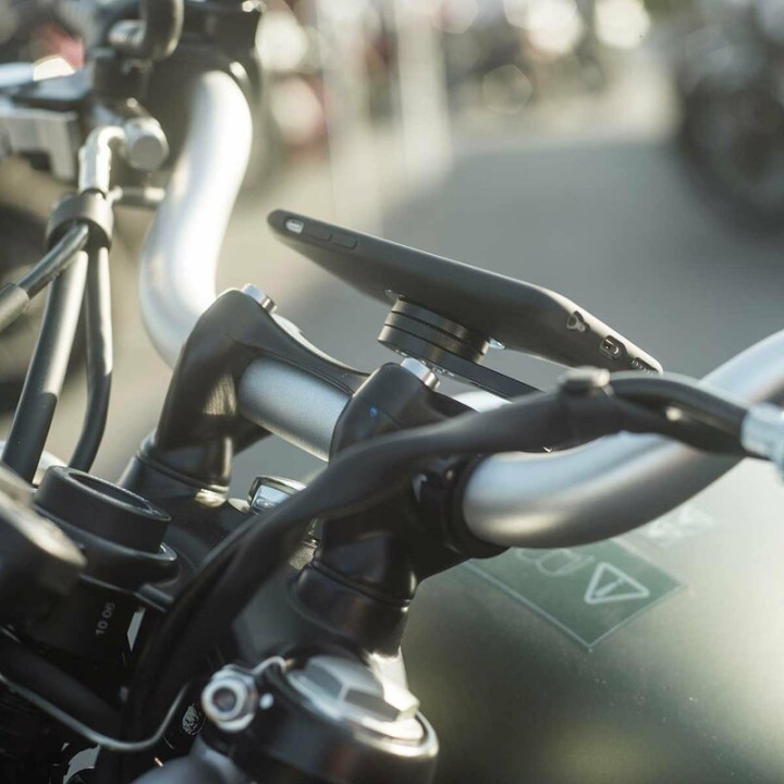 Pack complet Sp-connect Moto Bundle fixé sur guidon iPhone 12 Pro Max
