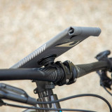 Pack complet Sp-connect Bike Bundle II fixé sur guidon et potence iPhone 12 Pro Max
