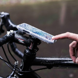 Pack complet Sp-connect Bike Bundle II fixé sur guidon et potence iPhone 11 Pro Max