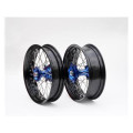 Kit roues complètes avant + arrière ART sm 17x3,50/17x5,00 jante noir/moyeu bleu/rayons argent/têtes de rayons argent 3033514