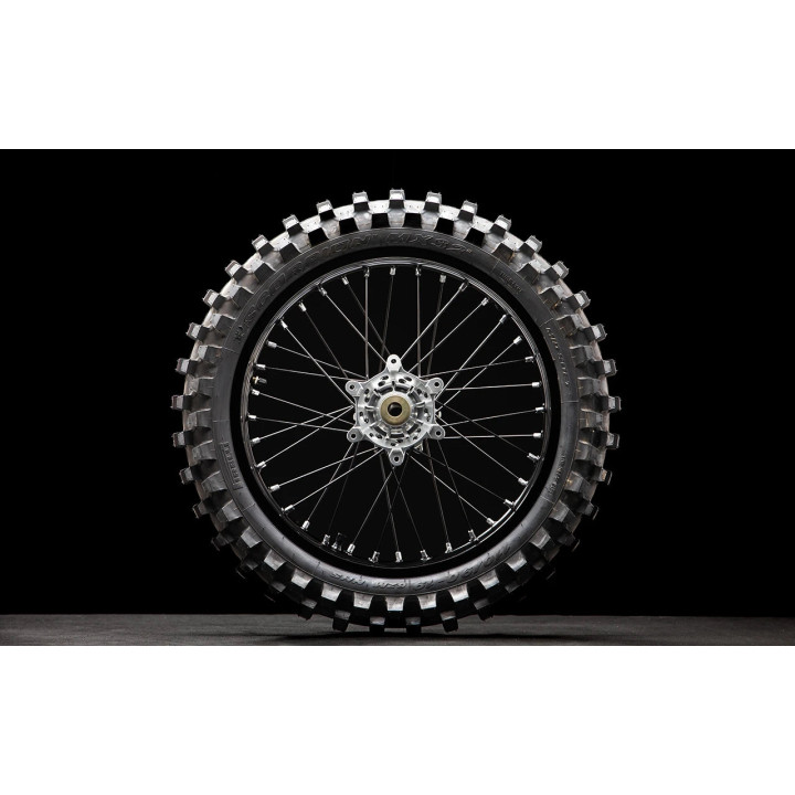 19 inch roue arrière assembly with tire (spacers not included)